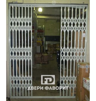 раздвижная решетчатая дверь с двумя рядами профильных труб